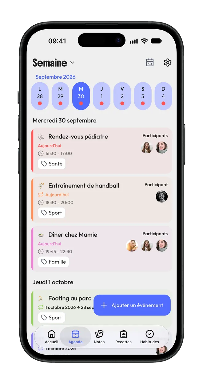 La vue calendrier de Shadom : une semaine avec des événements colorés, leurs emoji, leurs participants et un tag